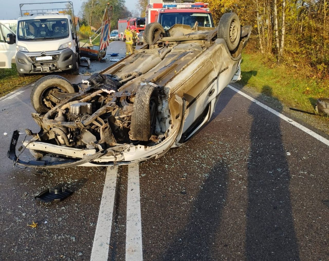 Młody kierowca otarł się o śmierć. Uderzył w pojazd służby drogowej