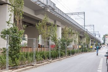 Kraków: Było klepisko, będzie park. Teren pod estakadami zazielenił się. Kiedy koniec prac?