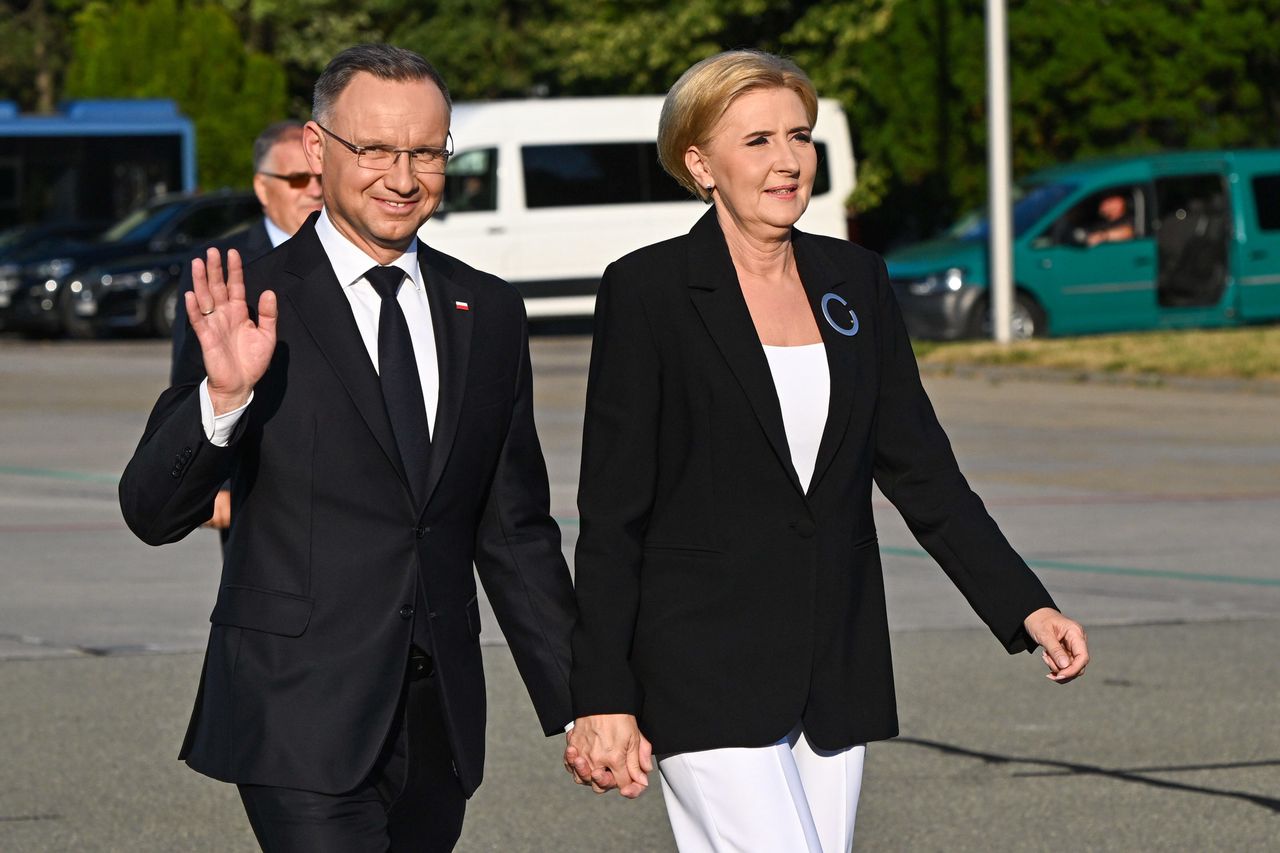 Prezydencka para, Andrzej Duda i Agata Kornhauser-Duda, po zakończeniu kadencji w 2025 roku nadal będą mogli liczyć na opiekę państwa i wysokie świadczenia