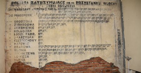 Warszawa. Ocalony rozkład jazdy stanie przy stacji PKP Włochy. Będzie atrakcją dzielnicy