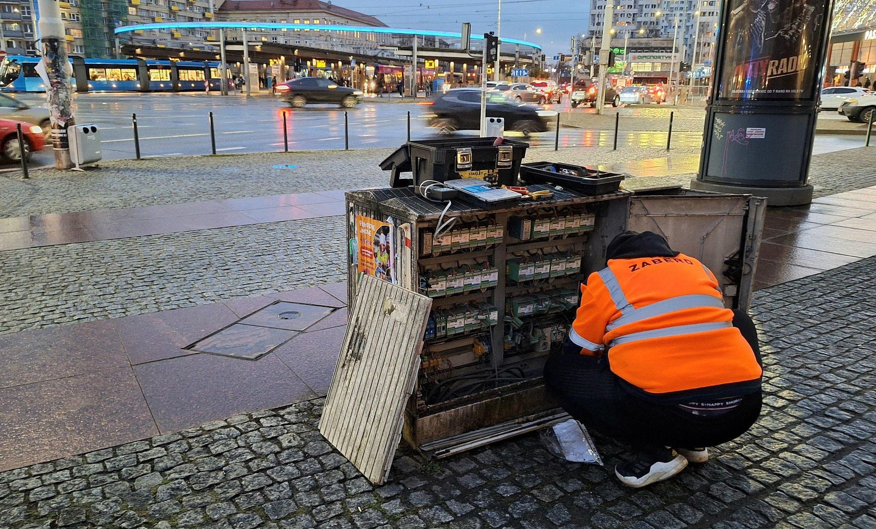 Jak informują kierowcy, na Rondzie Reagana nie działa sygnalizacja świetlna. Przez to korkują się ulice wokół. Zdjęcie ilustracyjne.