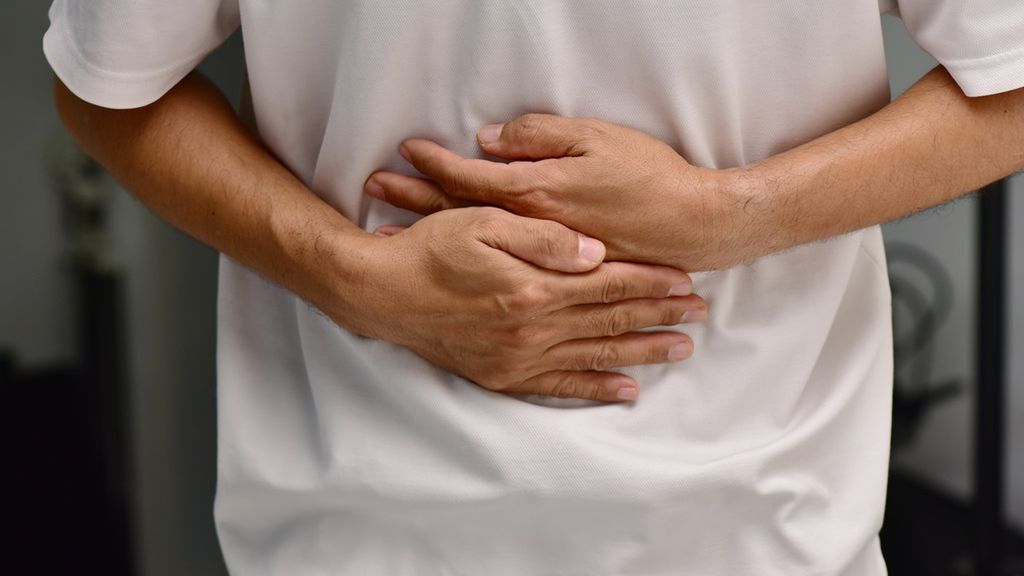 Jednym z objawów raka jelita grubego jest ból w prawym podbrzuszu