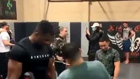 Bił go z całej siły, a on nawet nie mrugnął. Francis Ngannou imponuje wytrzymałością [WIDEO]