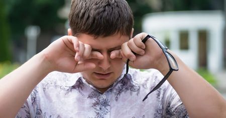 Też tak masz? To może być objaw udaru. Uważaj