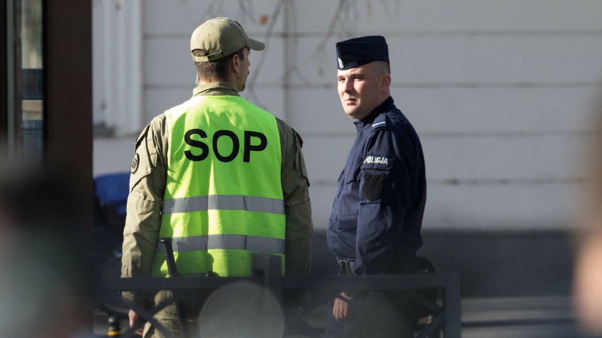 Reporter baza 2020-06-b
02.11.2018 Warszawa N/z funkcjonariusz SOP i policjant   fot. Andrzej Iwanczuk/REPORTER
Andrzej Iwanczuk/REPORTER