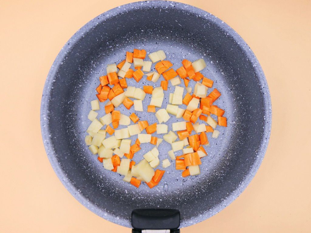 Zupa z ogórków konserwowych, ziemniaka i marchewki z jogurtem przepis