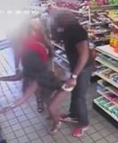 Dwie kobiety napastowały klienta sklepu. Wszystko nagrały kamery
