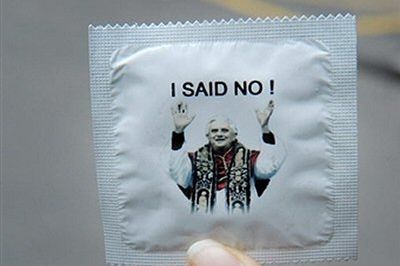 Benedykt XVI na opakowaniu prezerwatyw