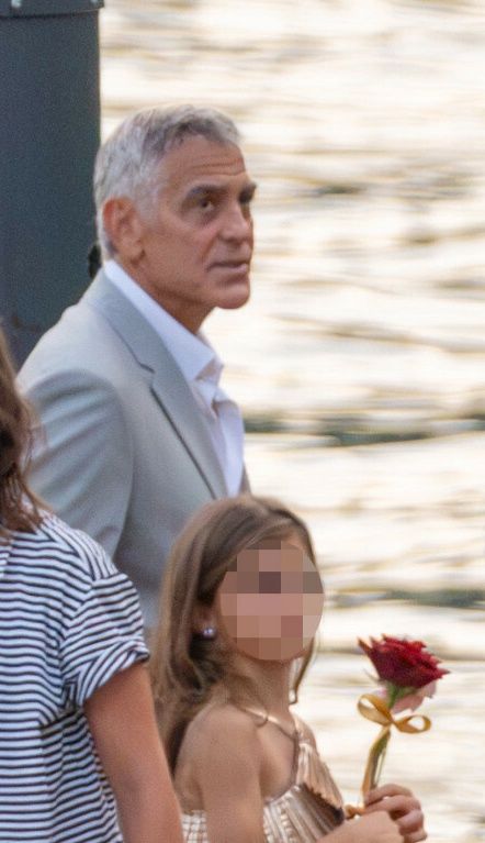 George i Amal Clooneyowie nad jeziorem Como