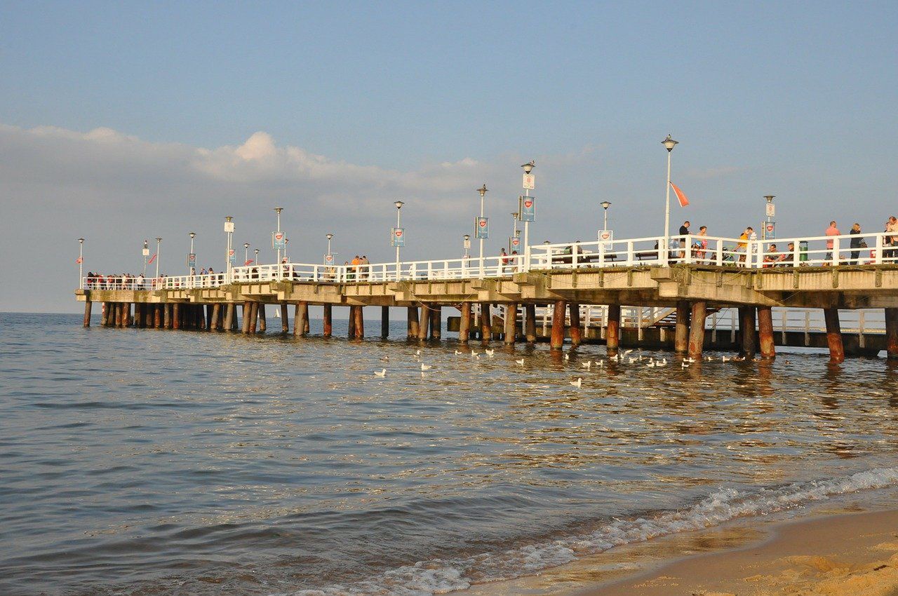 Dobra wiadomość dla plażowiczów nad Bałtykiem. Zimny maj ma zalety. Odczujemy je latem