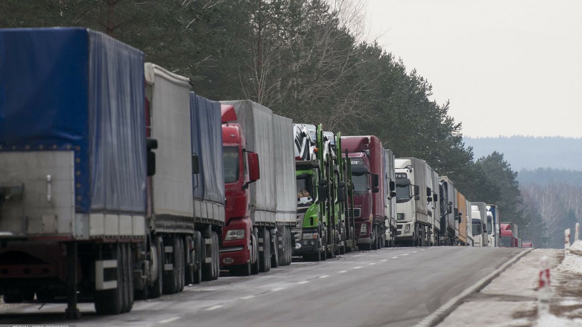 Kolejka TIR do przej?cia granicznego z Bia?orusi? w podlaskim
22.01.2014 Kilkunastokilometrowa kolejka samochodow ciezarowych do przejscia granicznego z Bialorusia w Bobrownikach ( woj podlaskie ) fot Michal Kosc / AGENCJA WSCHOD / REPORTER
Kosc/AGENCJA WSCHOD/REPORTER