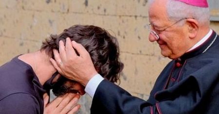 Ksiądz wyznał miłość kobiecie podczas mszy. Zaskakująca reakcja biskupa