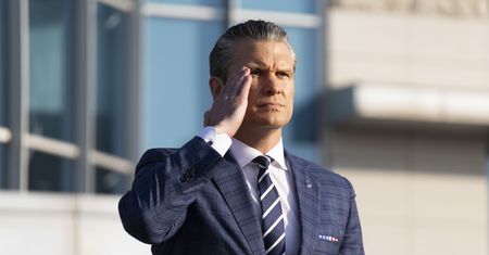 Przeżyli ostrzał łodzi. Hegseth rozkazał ich "wyeliminować"
