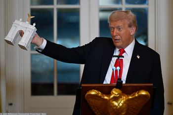 "Arc de Trump". Wznosi łuk na swoją cześć