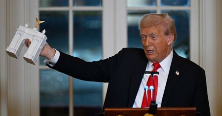 "Arc de Trump". Wznosi łuk na swoją cześć