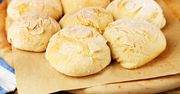 Szybkie bułeczki twarogowe bez drożdży. Mają dużo białka i sycą na długo