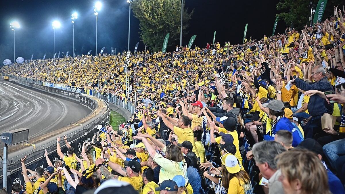 Pełne trybuny kibiców na stadionie żużlowym Z5