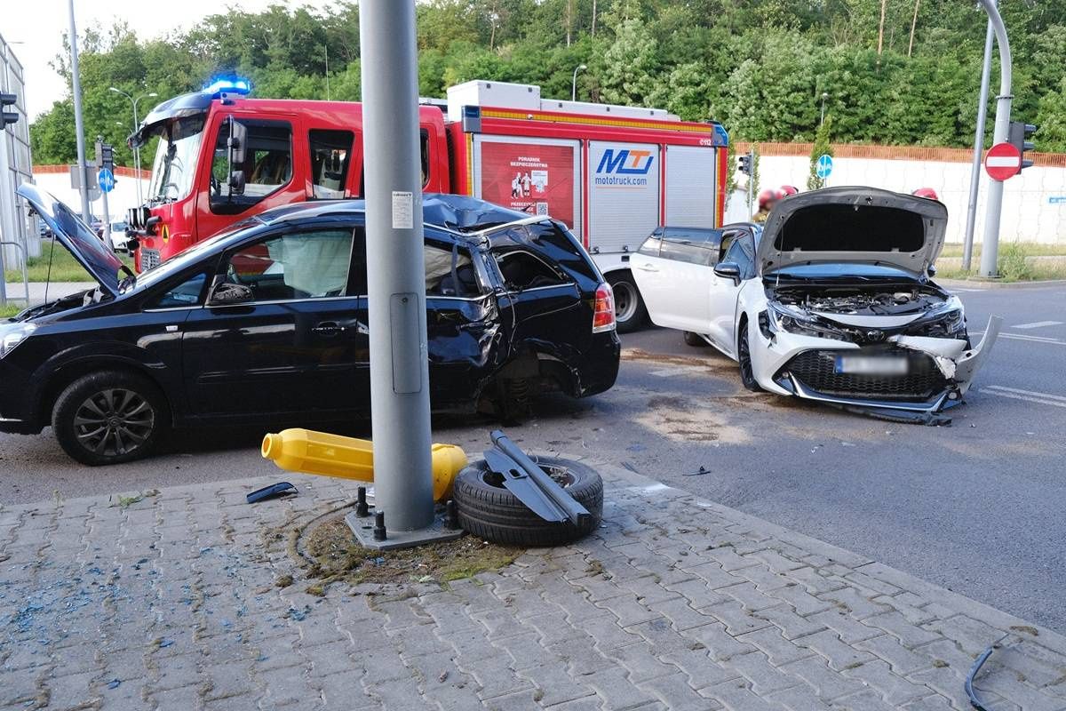 Zderzenie toyoty z oplem na rondzie im. Rotmistrza Witolda Pileckiego