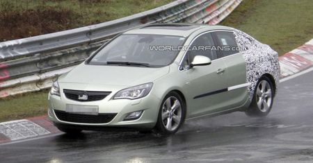 Opel Astra sedan przyłapany na Nordschleife