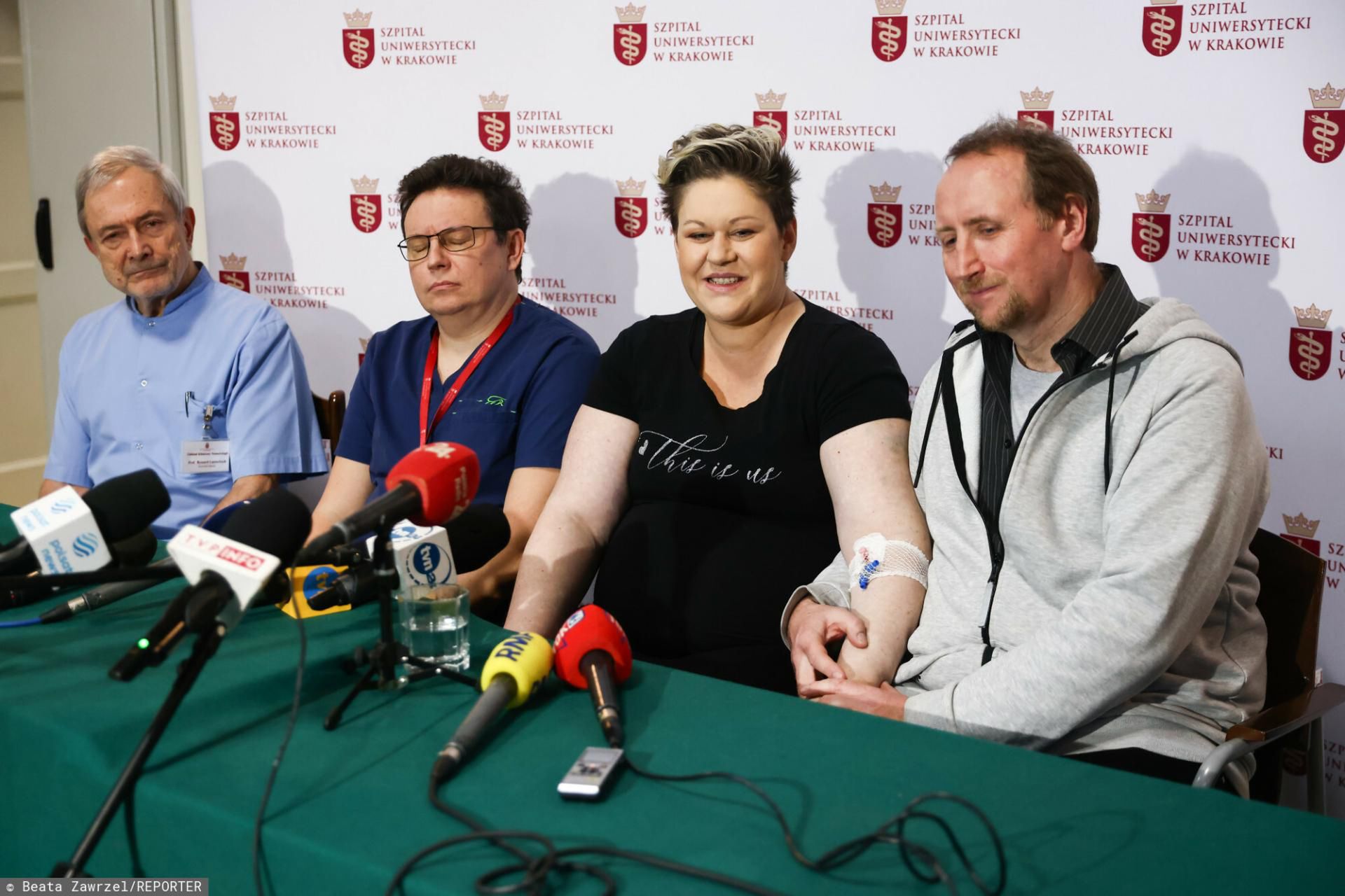 Rodzice pięcioraczków podczas konferencji prasowego 