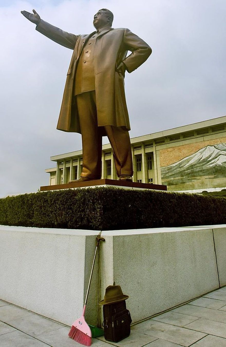 Taka sytuacja nie powinna mieć miejsca. Miotła oparta o statuę Kim Il Sunga w Pjongjang to skandal.