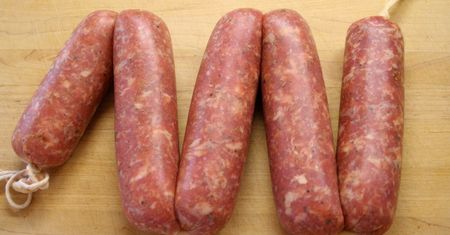 Surowa kiełbasa wieprzowa o obniżonej zawartości tłuszczu (pęto/burger)