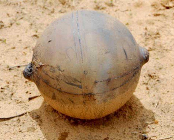 Zagadkowa kula spadła w Namibii. Świąteczny prezent od kosmitów?