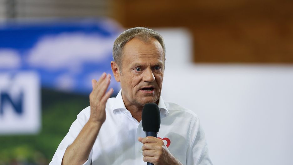 Ustroń, 04.08.2023. Przewodniczący PO Donald Tusk przemawia na spotkaniu z sympatykami w amfiteatrze w Ustroniu, 4 bm. (mr) PAP/Zbigniew Meissner