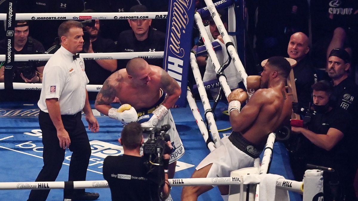 PAP/EPA / NEIL HALL / Na zdjęciu: Ołeksandr Usyk i Anthony Joshua