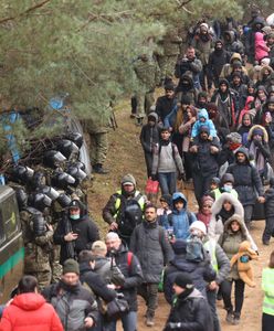 Dramat na granicy. Policjant prosto z Kuźnicy: Na pierwszej linii są kobiety z dziećmi