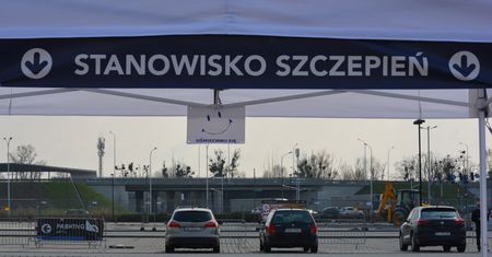 Koronawirus. Coraz lepsza sytuacja. Ponad 50 proc. mieszkańców przyjęło szczepionkę przeciw COVID-19