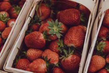 Trafiły do sprzedaży pierwsze polskie truskawki. Jak je rozpoznać?