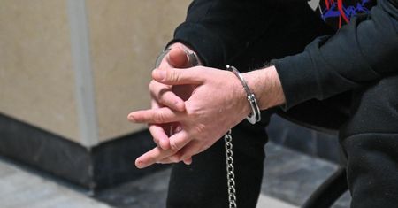 Rzucił się na żonę z siekierą. 67-latek zgotował bliskim piekło