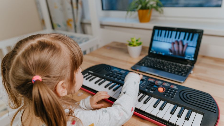 Wspólna podróż w cyfrowym świecie. Jak połączyć dorosłych i dzieci w sieci?