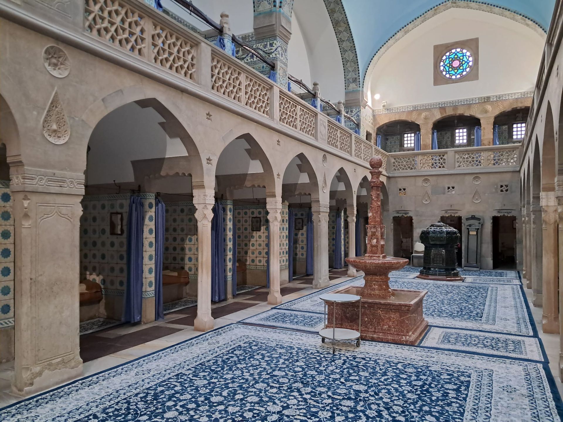 Hammam zbudowany został w stylu arabsko-mauretańskim