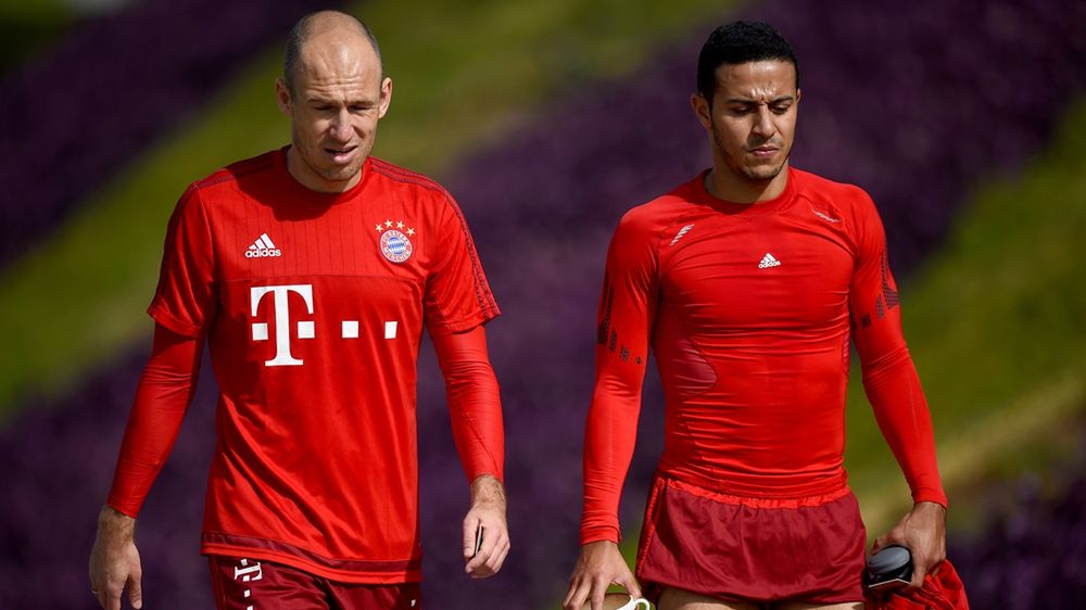 Getty Images / Lars Baron / Na zdjęciu: Arjen Robben (z lewej) i Thiago Alcantara (z prawej)