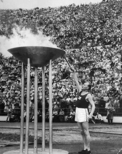 Paavo Nurmi zapala znicz olimpijski. Źródło: Wikipedia