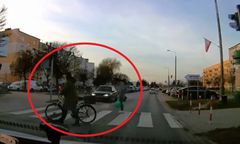 Piesi na przejściu, a kierowca zignorował światła. "Kategoria cudu"