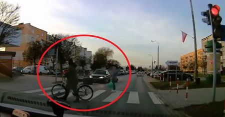 Piesi na przejściu, a kierowca zignorował światła. "Kategoria cudu"