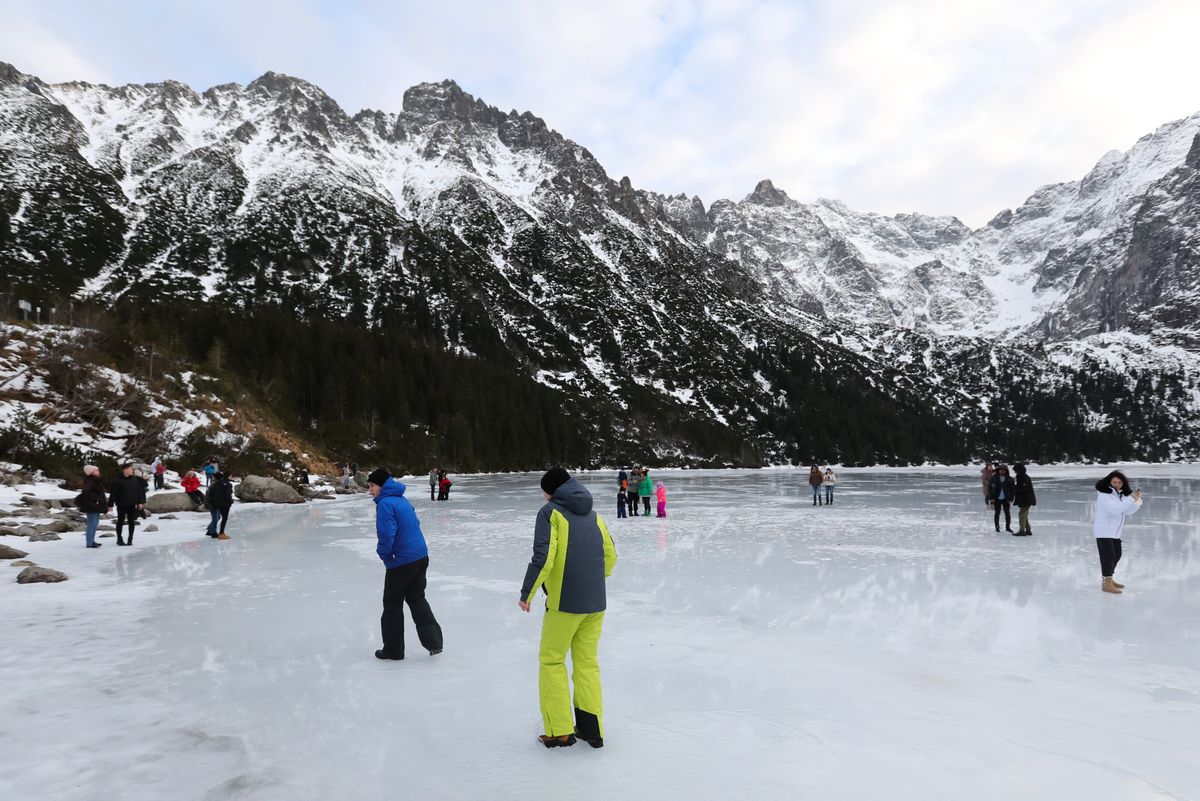 Turyści na tafli Morskiego Oka w Tatrach (26 grudnia br.) (jm) PAP/Grzegorz Momot