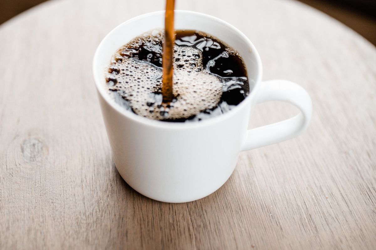 Pijesz kawę w upały? Możesz sobie poważnie zaszkodzić