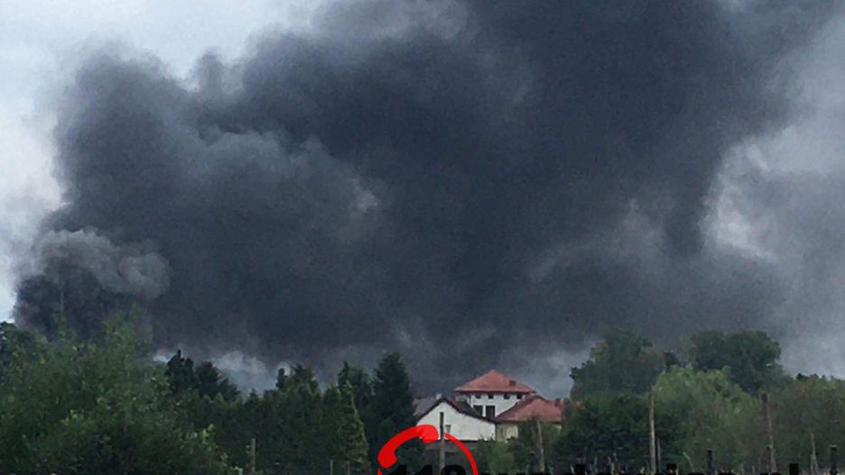 Tomice. Pożar ubojni drobiu. Apel samorządowców do mieszkańców. RCB też ostrzega