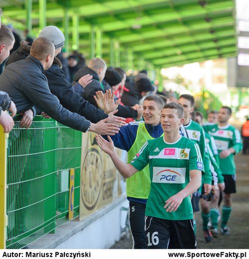 Mateusz Mak mógł po meczu z dumą odbierać gratulacje od kibiców