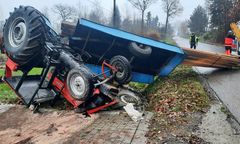 Urwane koło i przewrócony ciągnik. Kierowca trafił do szpitala