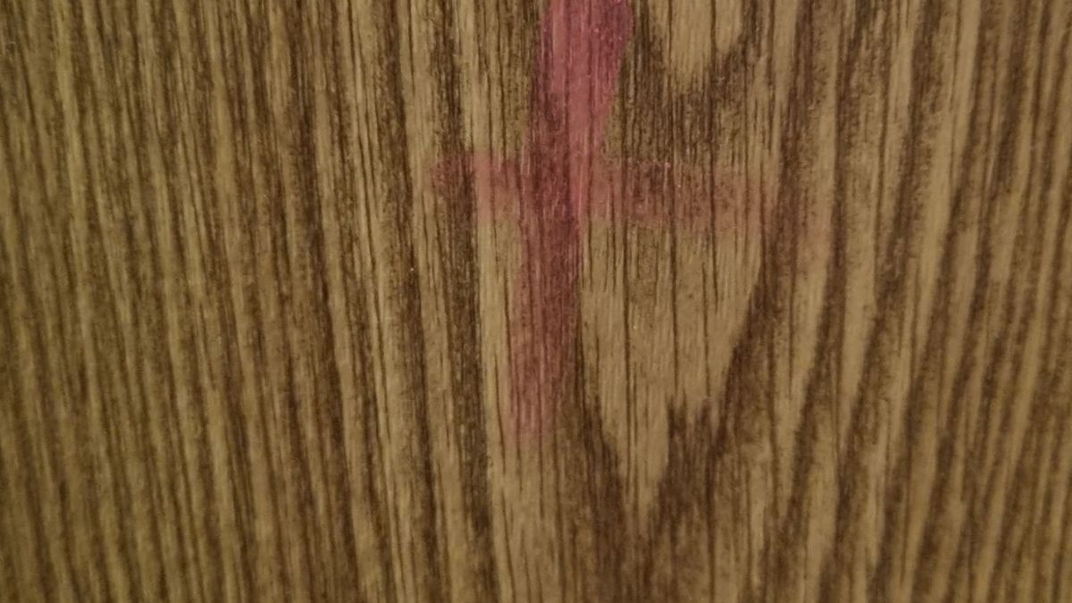 Masz to na drzwiach? Zwiastuje problemy. Lepiej dzwoń na policję