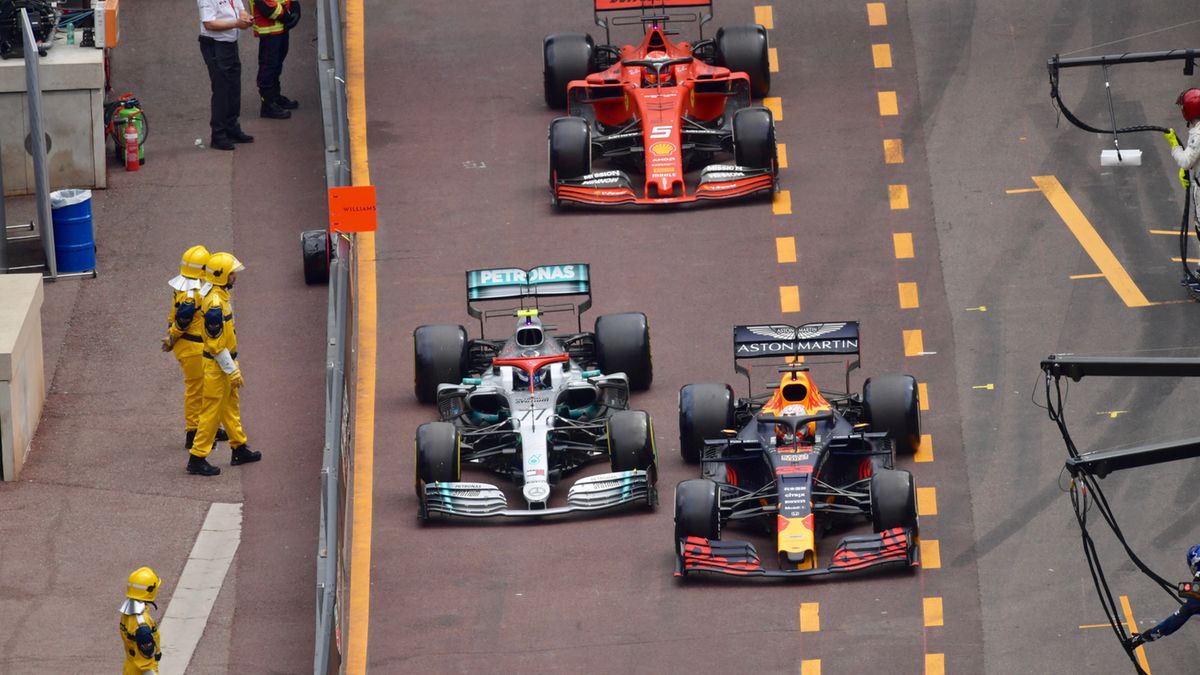 Zdjęcie okładkowe artykułu: Materiały prasowe / Pirelli Media / Na zdjęciu: Valtteri Bottas (po lewej) i Max Verstappen w pit-lane. Z tyłu Sebastian Vettel