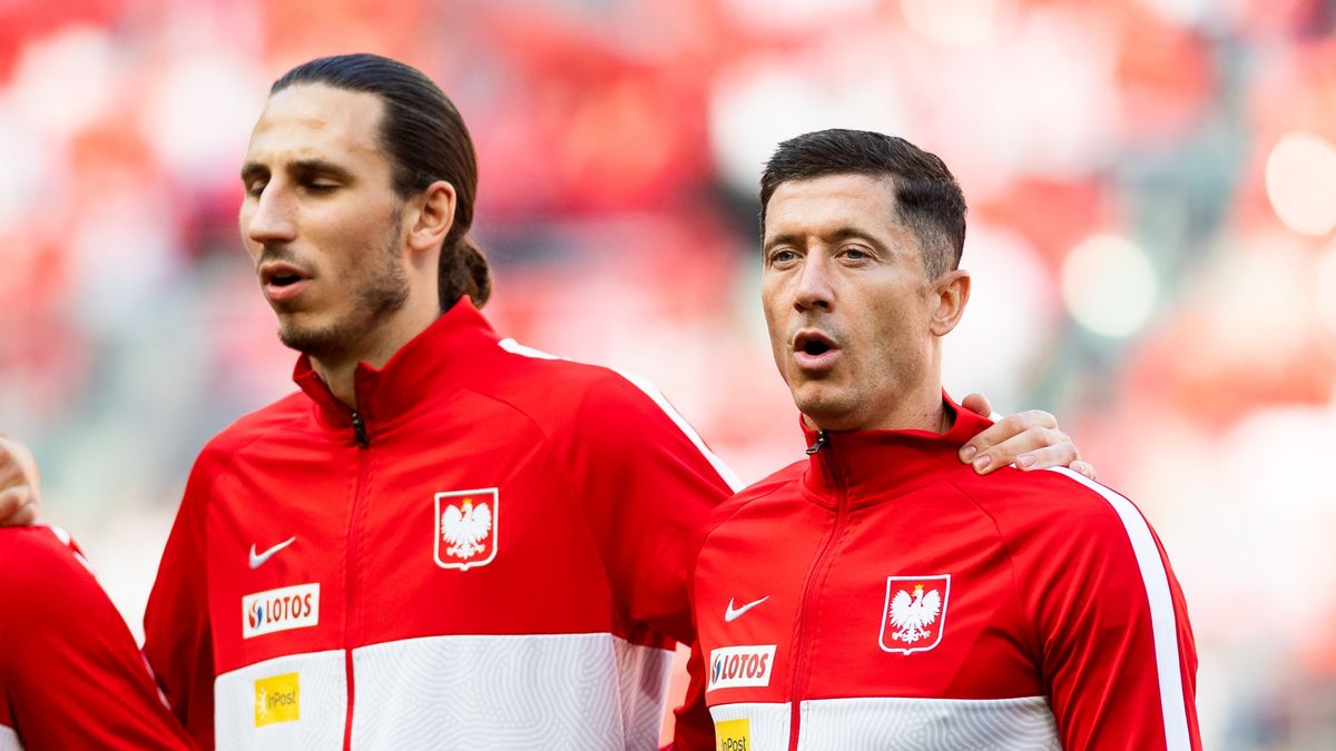 Kamil Grabara (L) i Robert Lewandowski (P) - dwóch z czterech Polaków w fazie pucharowej Ligi Mistrzów
