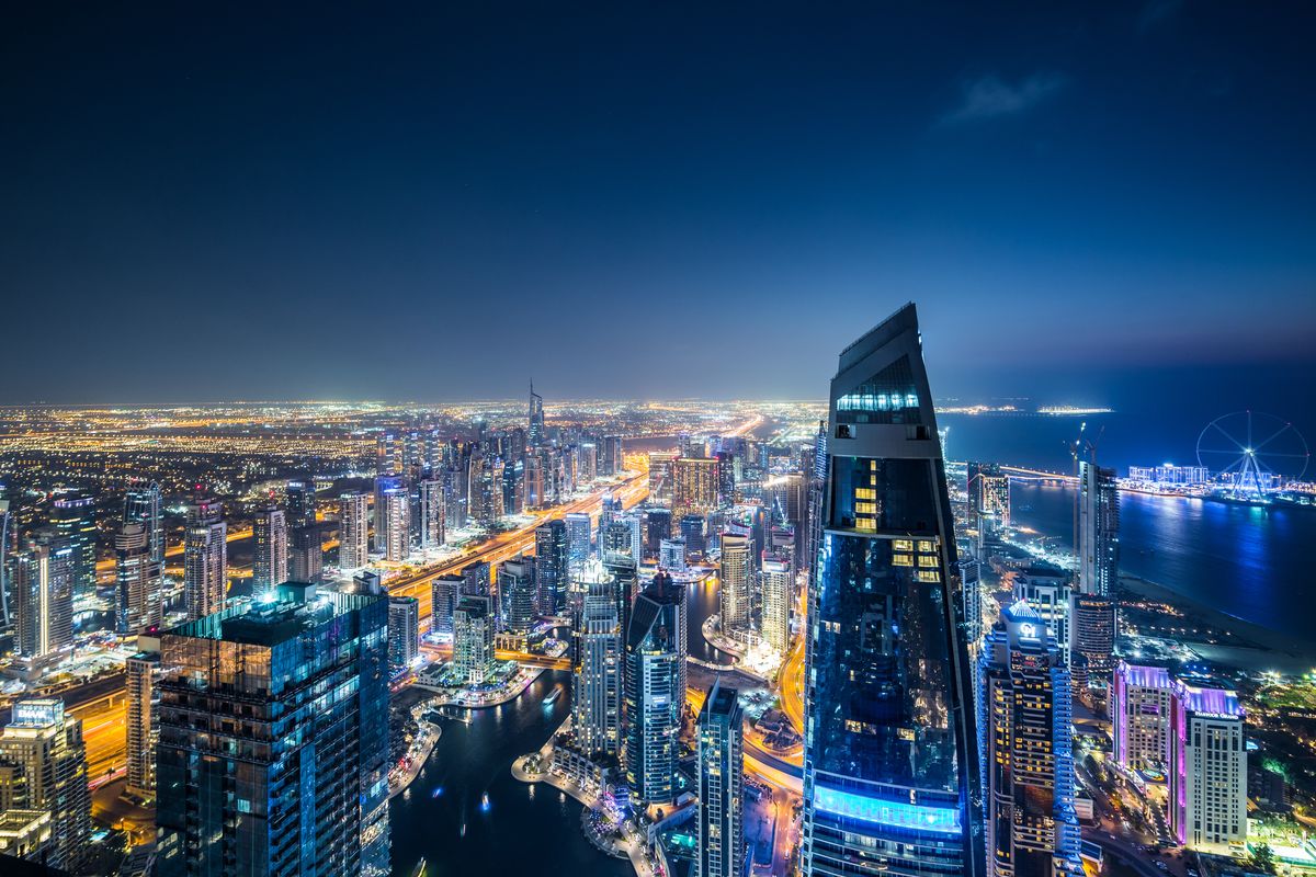 Nocna panorama Dubaju