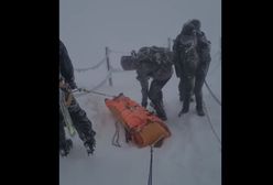 Karkonosze. Ewakuacja turystów ze Śnieżki. Uczestnik "górskiego morsowania" potrzebował pomocy