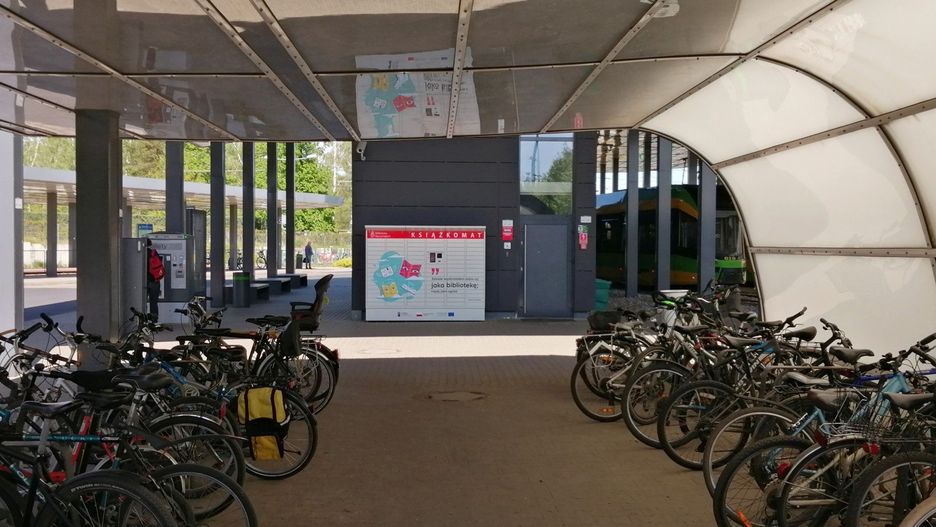 biblioteka raczynskich postawila w poznaniu ksiazkomaty